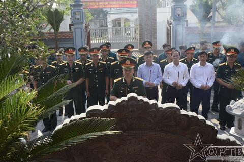 Ban CHQS quận Bắc Từ Liêm báo công tại Nhà tưởng niệm Đại tướng Văn Tiến Dũng