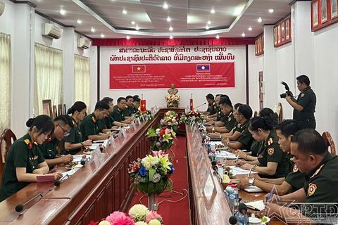 Đoàn sĩ quan trẻ và các tổ chức quần chúng Bộ Tư lệnh Thủ đô thăm và làm việc tại Bộ Chỉ huy quân sự Thủ đô Viêng Chăn