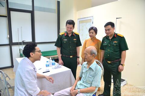 Khám bệnh, cấp thuốc miễn phí cho đối tượng chính sách