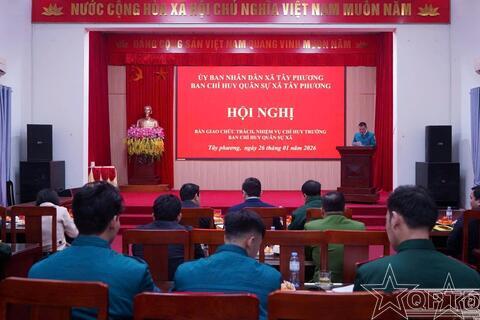 Bàn giao chức trách, nhiệm vụ Chỉ huy trưởng Ban CHQS xã Tây Phương
