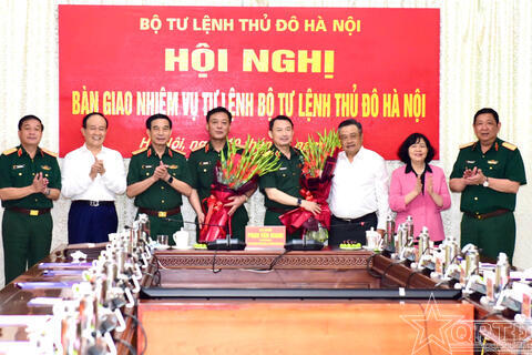 Ban giao nhiệm vụ Tư lệnh Bộ Tư lệnh Thủ đô Hà Nội