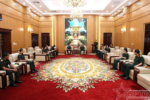 Đoàn Sĩ quan trẻ và các tổ chức quần chúng Bộ CHQS Thủ đô Viêng Chăn (Lào) thăm và làm việc tại Bộ Tư lệnh Thủ đô Hà Nội