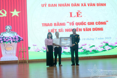 Trao Bằng Tổ quốc ghi công cho thân nhân liệt sĩ Nguyễn Văn Dũng
