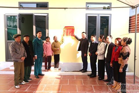 Trao tặng 4 nhà kết nối “vòng tay cộng đồng” cho những gia đình khó khăn, cô đơn