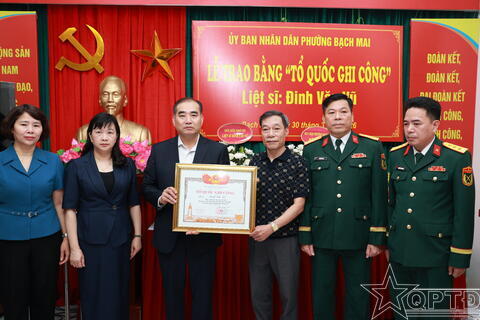 Phường Bạch Mai trao Bằng “Tổ quốc ghi công” cho Liệt sĩ Đinh Văn Vũ