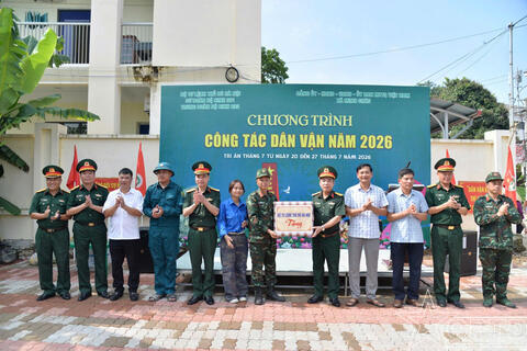 Thủ trưởng Cục Chính trị: Thăm, tặng quà động viên cán bộ, chiến sĩ các đơn vị đang làm công tác dân vận tại xã Yên Bài, Thanh Trì, Minh Châu