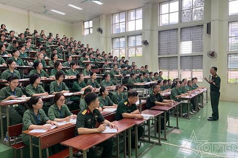 Về nơi sinh viên rèn mình dưới nắng thao trường
