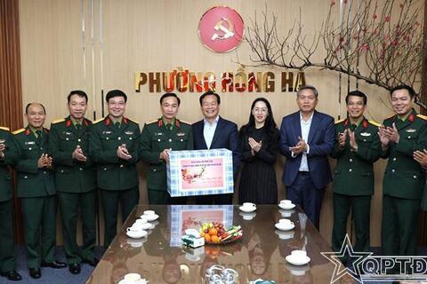 Thiếu tướng Lưu Nam Tiến, Thành ủy viên, Phó Bí thư Thường trực Đảng ủy, Chính ủy Bộ Tư lệnh Thủ đô Hà Nội thăm, chúc Tết lãnh đạo, LLVT phường Hồng Hà