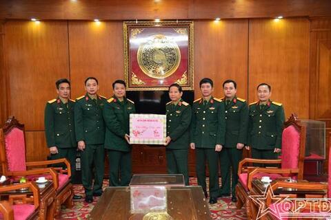 Thăm, chúc Tết và động viên cán bộ, chiến sĩ Ban Chỉ huy phòng thủ khu vực 2 - Phúc Thọ và Tiểu đoàn Thiết giáp