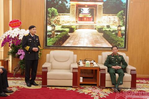 Lữ đoàn Tàu ngầm 189- Tàu ngầm 182 Hà Nội thăm, chúc Tết Bộ Tư lệnh Thủ đô Hà Nội