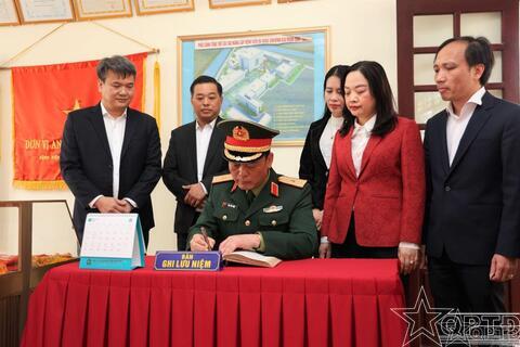 Thiếu tướng Đào Văn Nhận thăm, tặng quà, chúc Tết xã Vân Đình