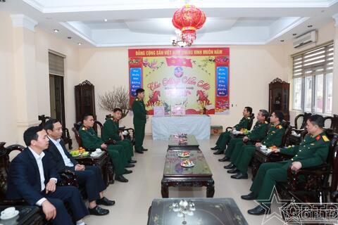 Phó Chính uỷ Bộ Tư lệnh Thủ đô Hà Nội thăm, tặng quà, chúc Tết các đơn vị