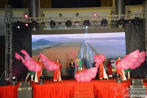 Đêm Giao thừa ấm áp trên mảnh đất Phúc Thọ