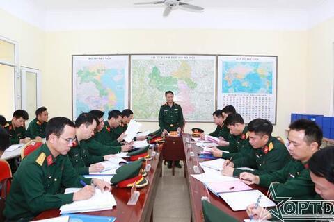 Thiếu tướng Nguyễn Đình Thạo kiểm tra huấn luyện chiến sĩ mới