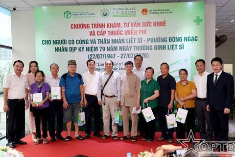 Phường Đông Ngạc tặng thuốc điều trị cho hơn 400 đối tượng chính sách