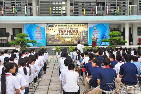 Tiểu đoàn 18 Đặc công trang bị kỹ năng phòng vệ cho học sinh Trường THCS Nguyễn Thượng Hiền