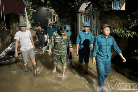 Ban CHQS xã Hồng Sơn xuyên đêm giúp dân di dời tài sản, chủ động ứng phó mưa lũ dâng cao