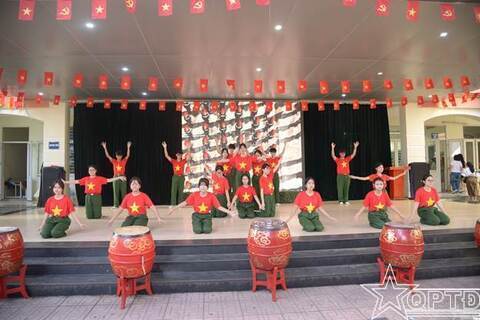 Mang truyền thống của LLVT Thủ đô đến với thầy trò Trường THCS Tân Định