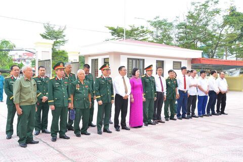 Gắn biển công trình chào mừng 80 năm Ngày truyền thống LLVT Thủ đô