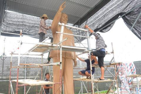 Kiểm tra tiến độ thi công xe nghi trượng phục vụ diễu binh, diễu hành
