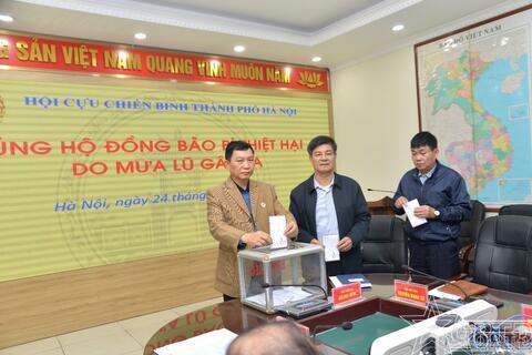 Hội Cựu chiến binh thành phố Hà Nội ủng hộ đồng bào bị thiệt hại do mưa, lũ