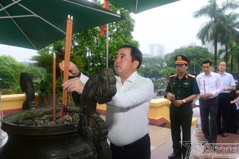 Đồng chí Bí Thư Thành uỷ Hà Nội động viên các lực lượng thực hiện nhiệm lấy mẫu hài cốt liệt sĩ chưa xác định được thông tin  tại Nghĩa trang Mai Dịch