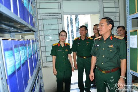 Kiểm tra công tác lưu trữ văn bản thu hồi sau giải thể