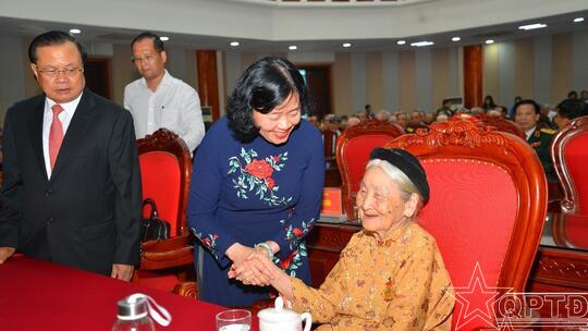 <a href="/chu-de" title="Chủ đề" rel="dofollow">Chủ đề</a>